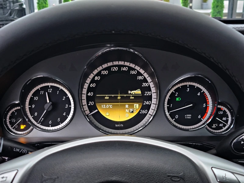 Mercedes-Benz E 350 AMG/4MATIC/GERMANY/DISTR/PANO/AIRMATIC/ПОДГРЕВ/LIZ, снимка 10 - Автомобили и джипове - 52663458