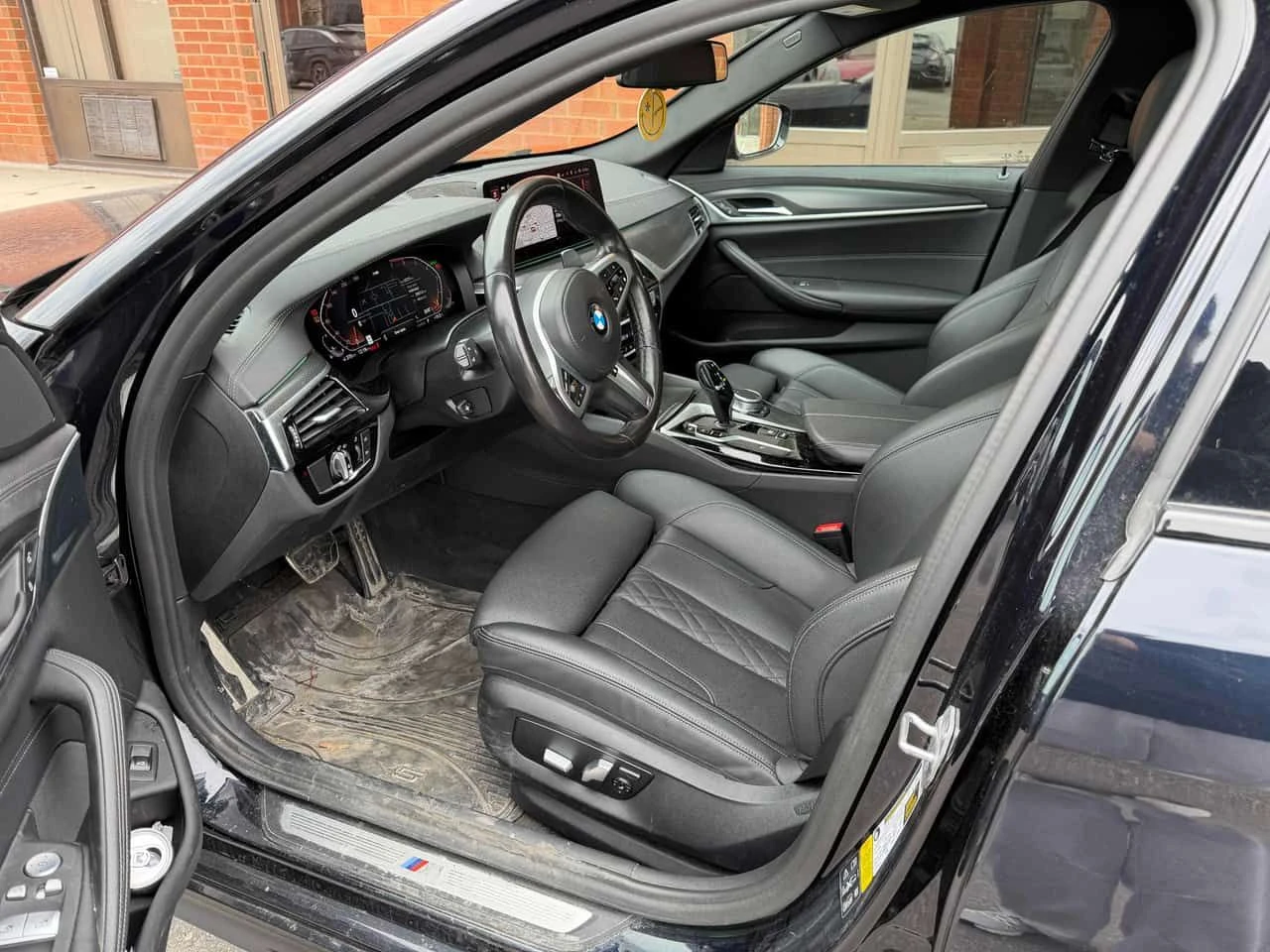 BMW 530 i xDrive/CARFAX/ШИБИДАХ/ПОДГРЕВИ, снимка 7 - Автомобили и джипове - 54172661