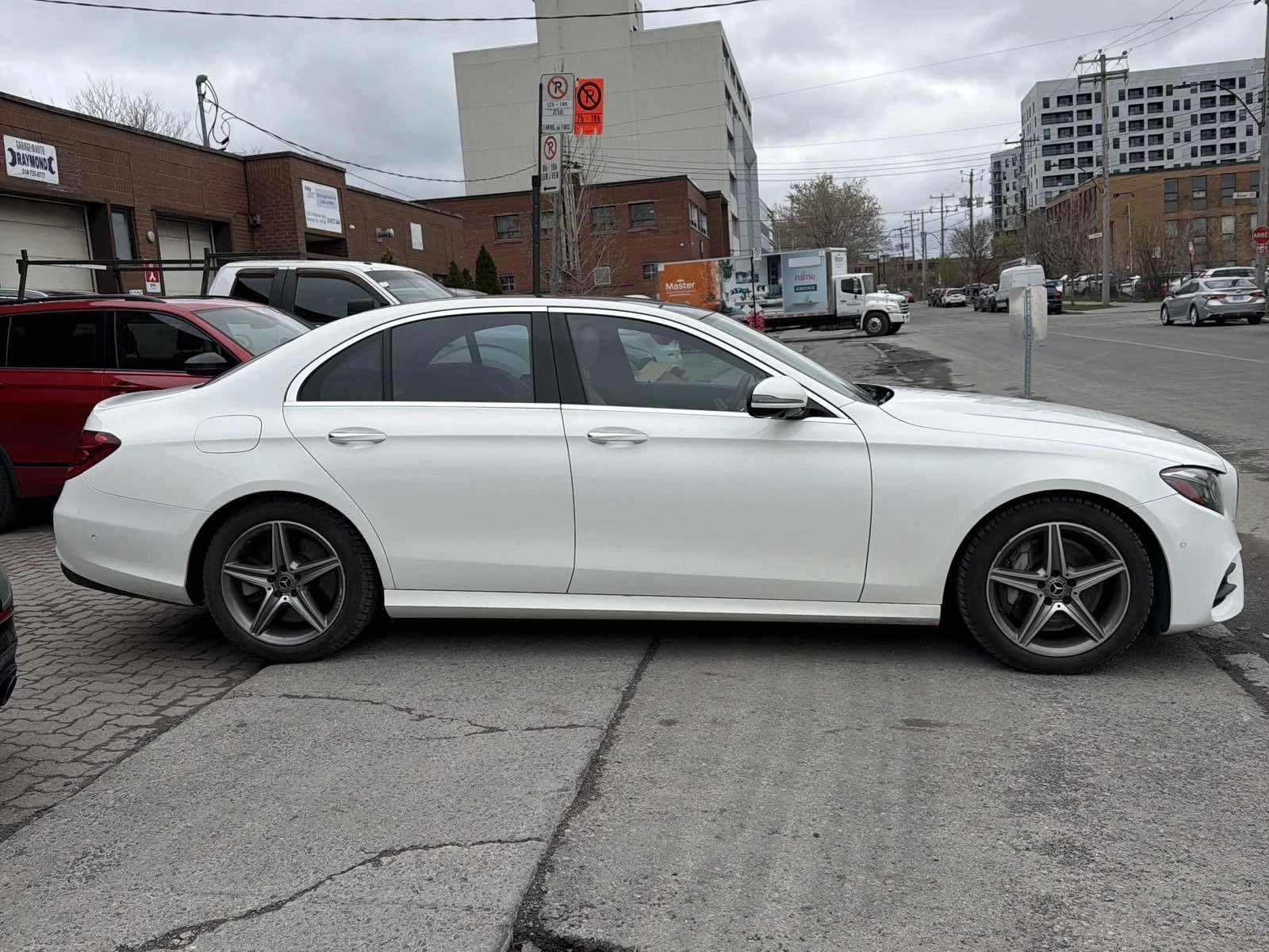 Mercedes-Benz E 400 AMG* 4Matic* Обдухване* Подгрев* Памет* Панорама, снимка 3 - Автомобили и джипове - 54381047
