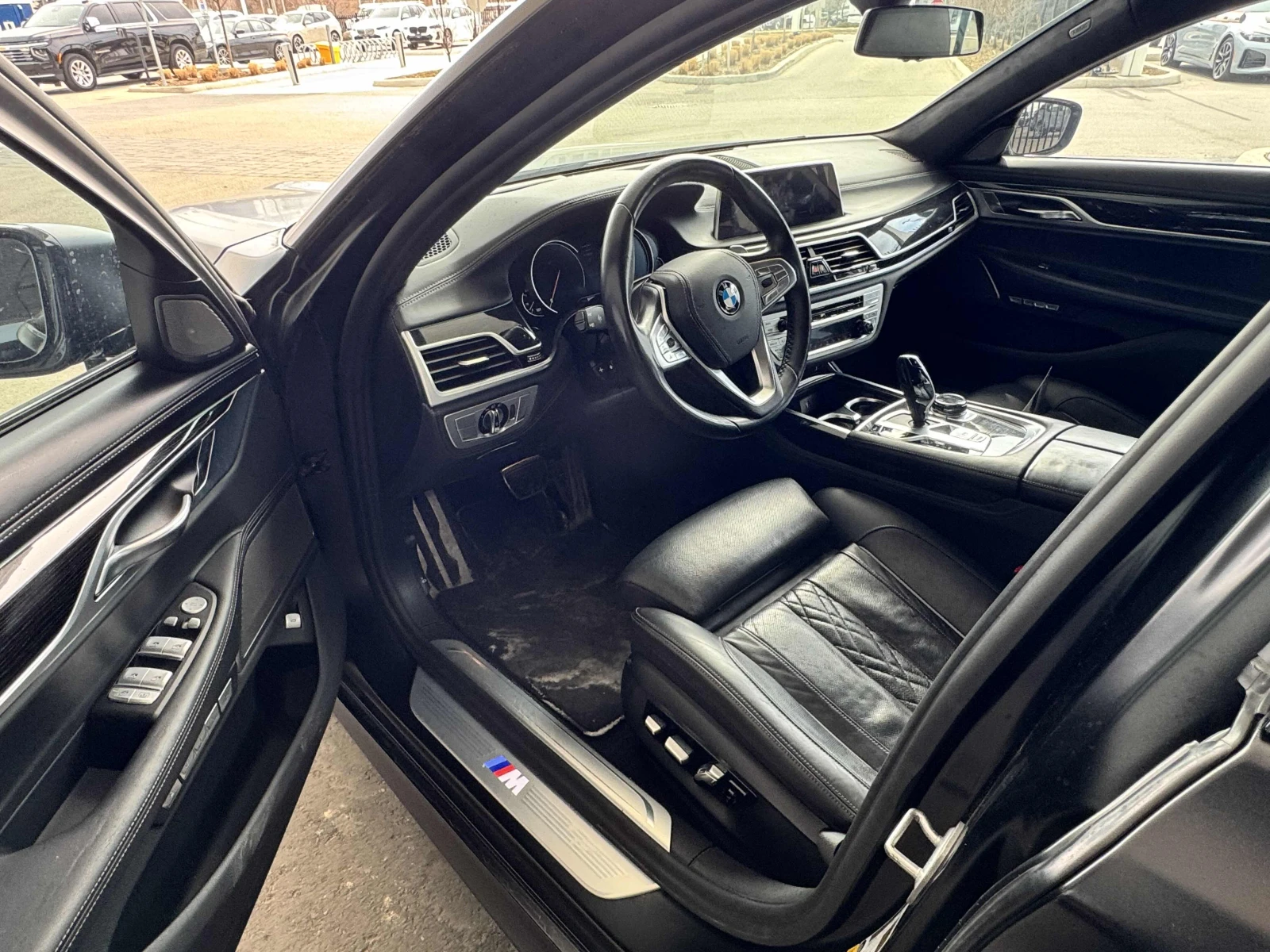 BMW 750 i xDrive, 2 КОМПЛЕКТА ДЖАНТИ, АВТОКРЕДИТ, снимка 5 - Автомобили и джипове - 55922561