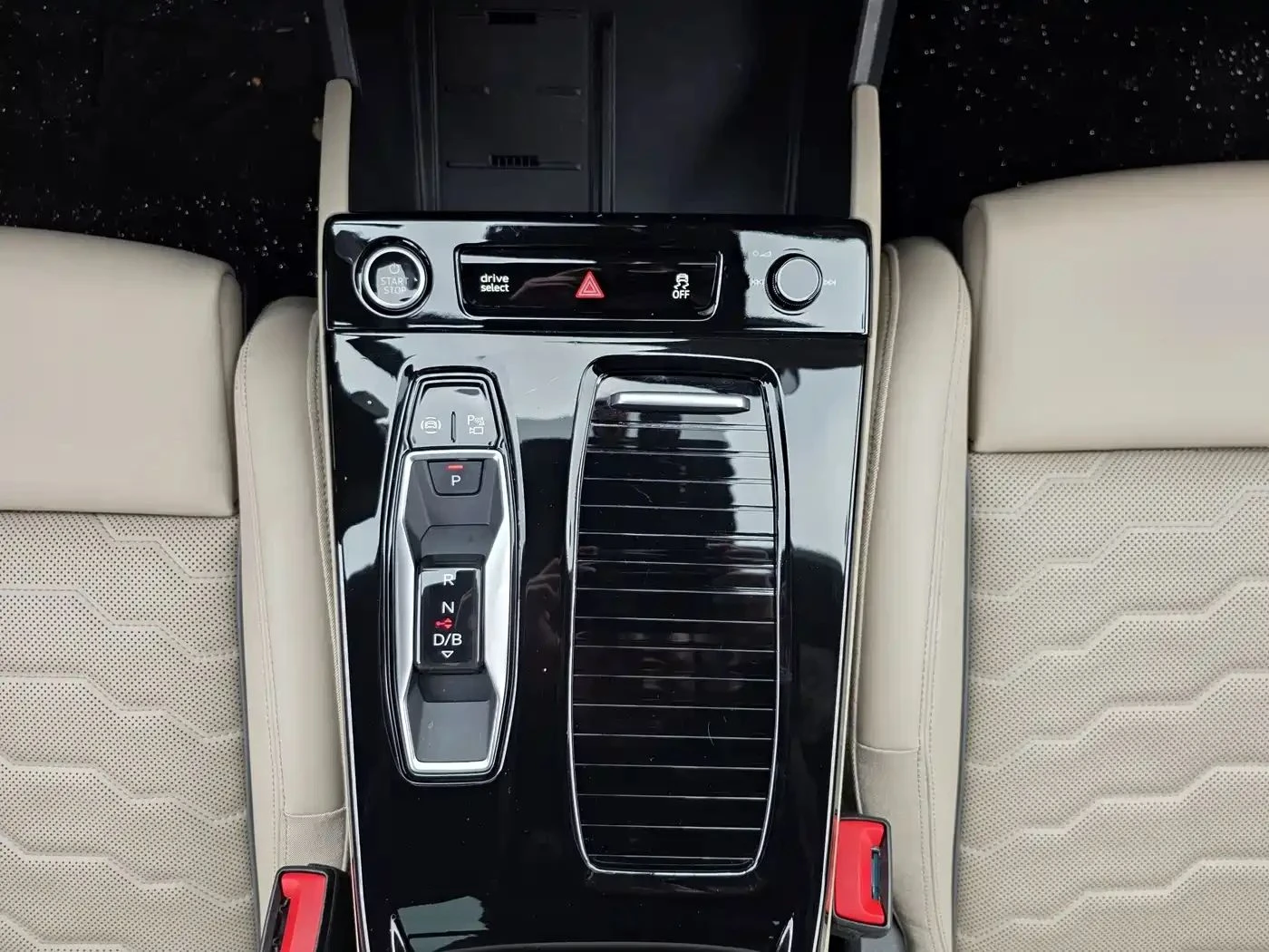Audi E-Tron, снимка 16 - Автомобили и джипове - 56689618