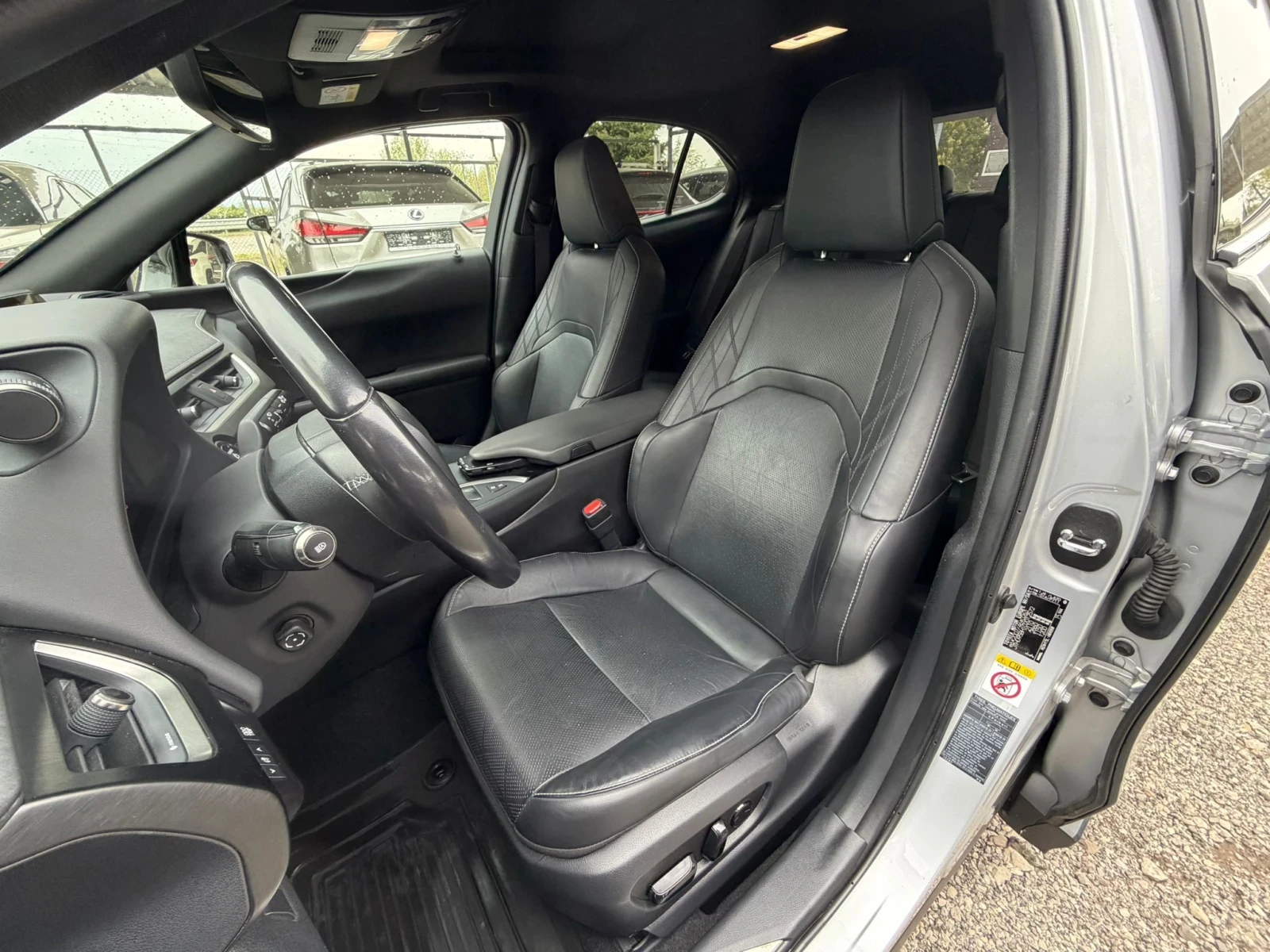 Lexus UX 250h Luxury/4x4/360Camera/HUD/ML Sound/В гаранция , снимка 14 - Автомобили и джипове - 54345826