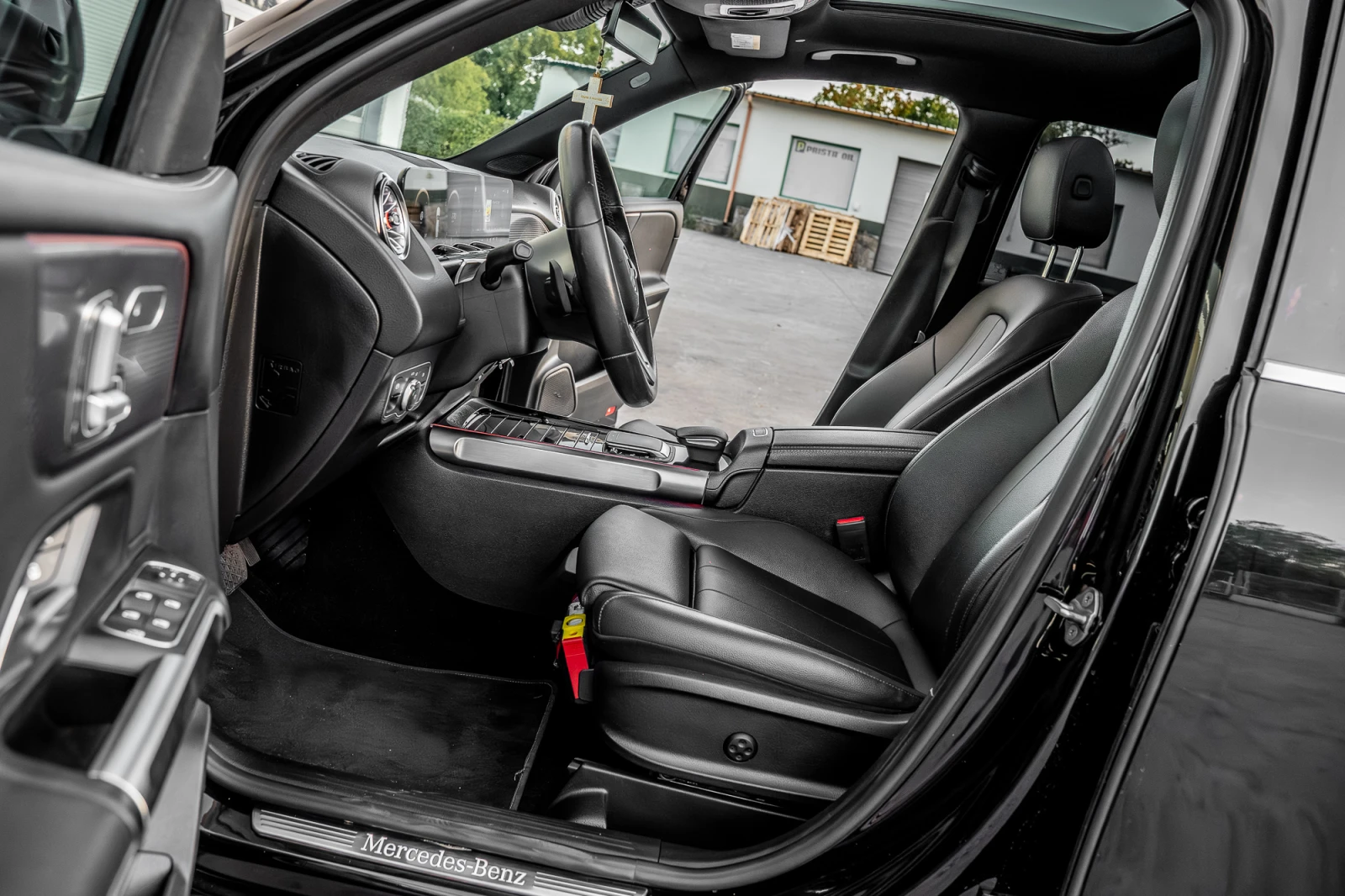 Mercedes-Benz GLB 200 BURMESTER PANO , снимка 10 - Автомобили и джипове - 56192782