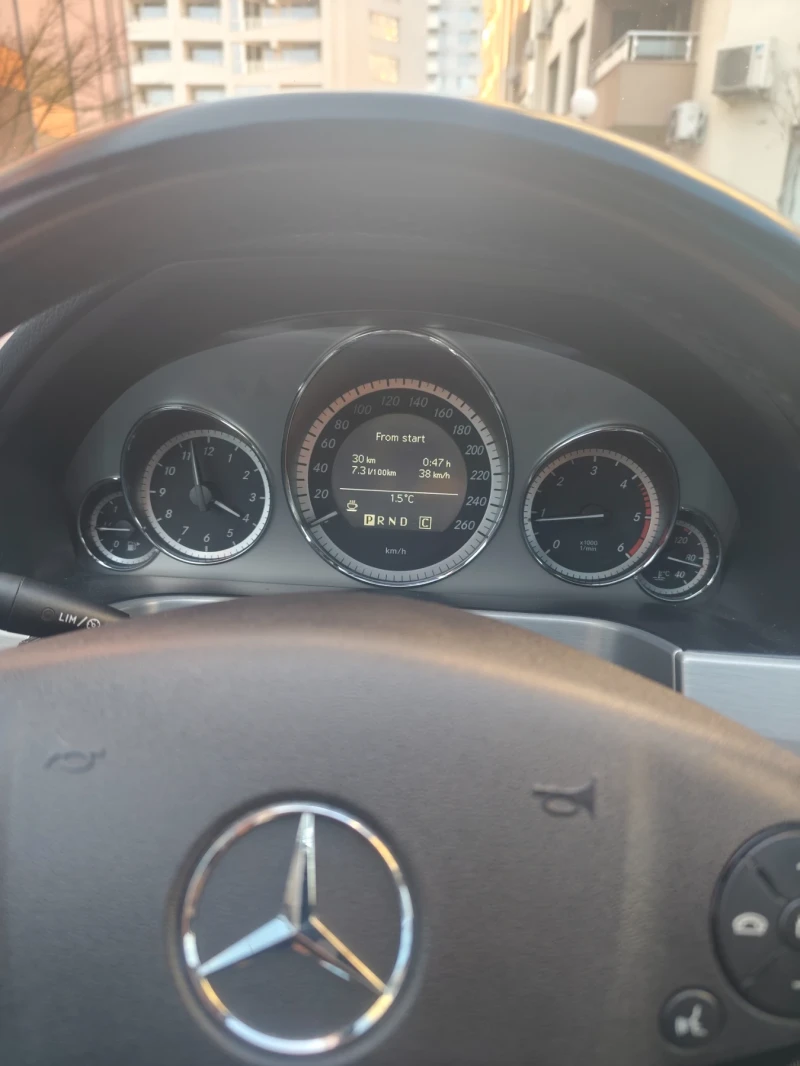 Mercedes-Benz E 220 Авангард, Топ състояние! , снимка 14 - Автомобили и джипове - 53143420