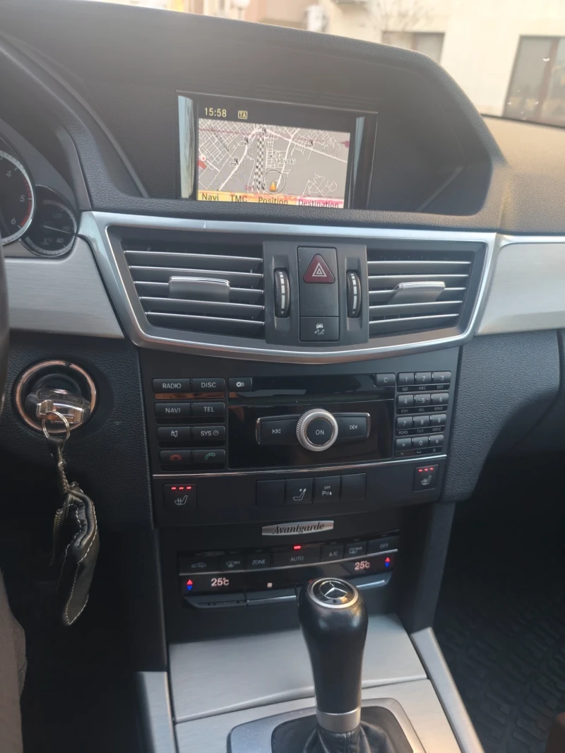 Mercedes-Benz E 220 Авангард, Топ състояние! , снимка 13 - Автомобили и джипове - 53143420