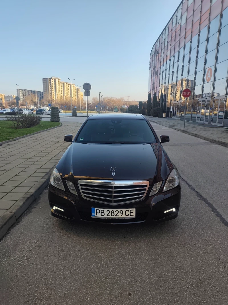 Mercedes-Benz E 220 Авангард, Топ състояние! , снимка 2 - Автомобили и джипове - 53143420