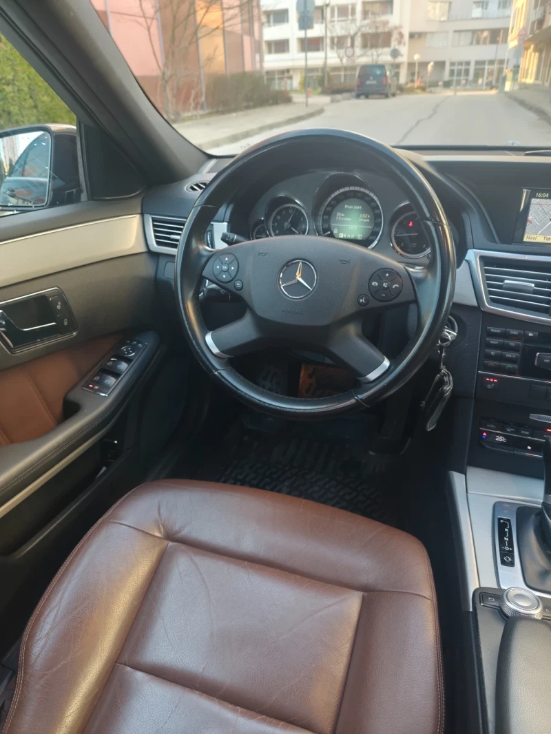 Mercedes-Benz E 220 Авангард, Топ състояние! , снимка 9 - Автомобили и джипове - 53143420
