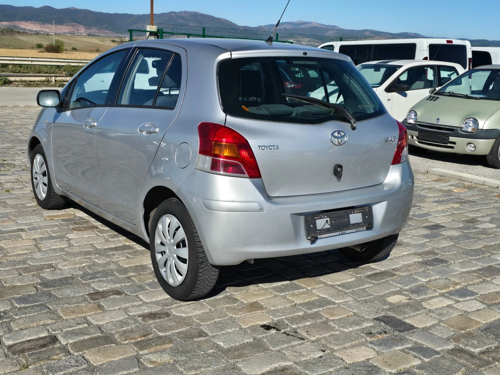 Toyota Yaris 1.33VVTi 101кс 6 скорости 82000 км. - изображение 5