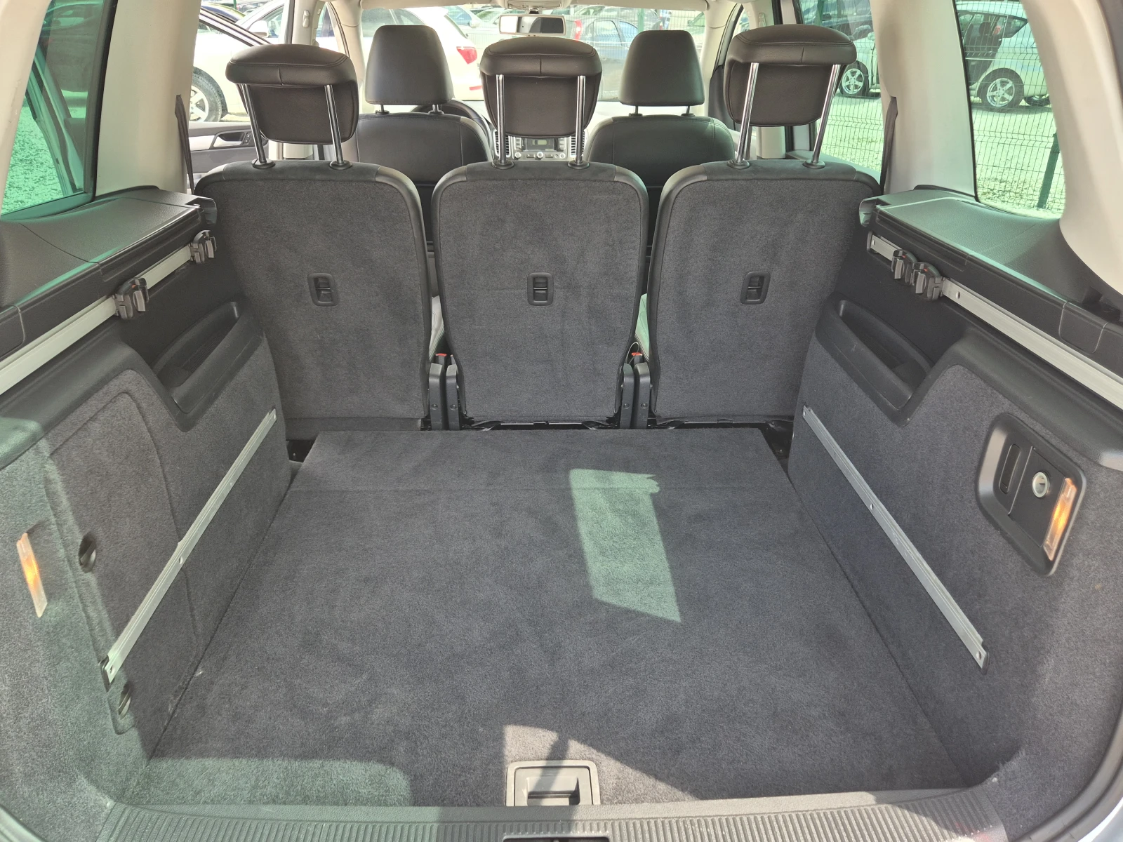 VW Sharan * КОЖА* LED* ПАНОРАМА* FULL* , снимка 15 - Автомобили и джипове - 54675318