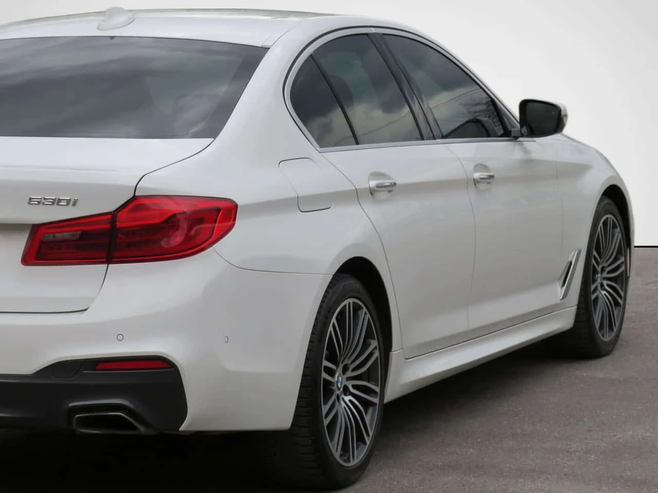 BMW 530 * 530i xDrive M Sport w/ CarPlay 360* Cam HUD Full, снимка 4 - Автомобили и джипове - 54918756
