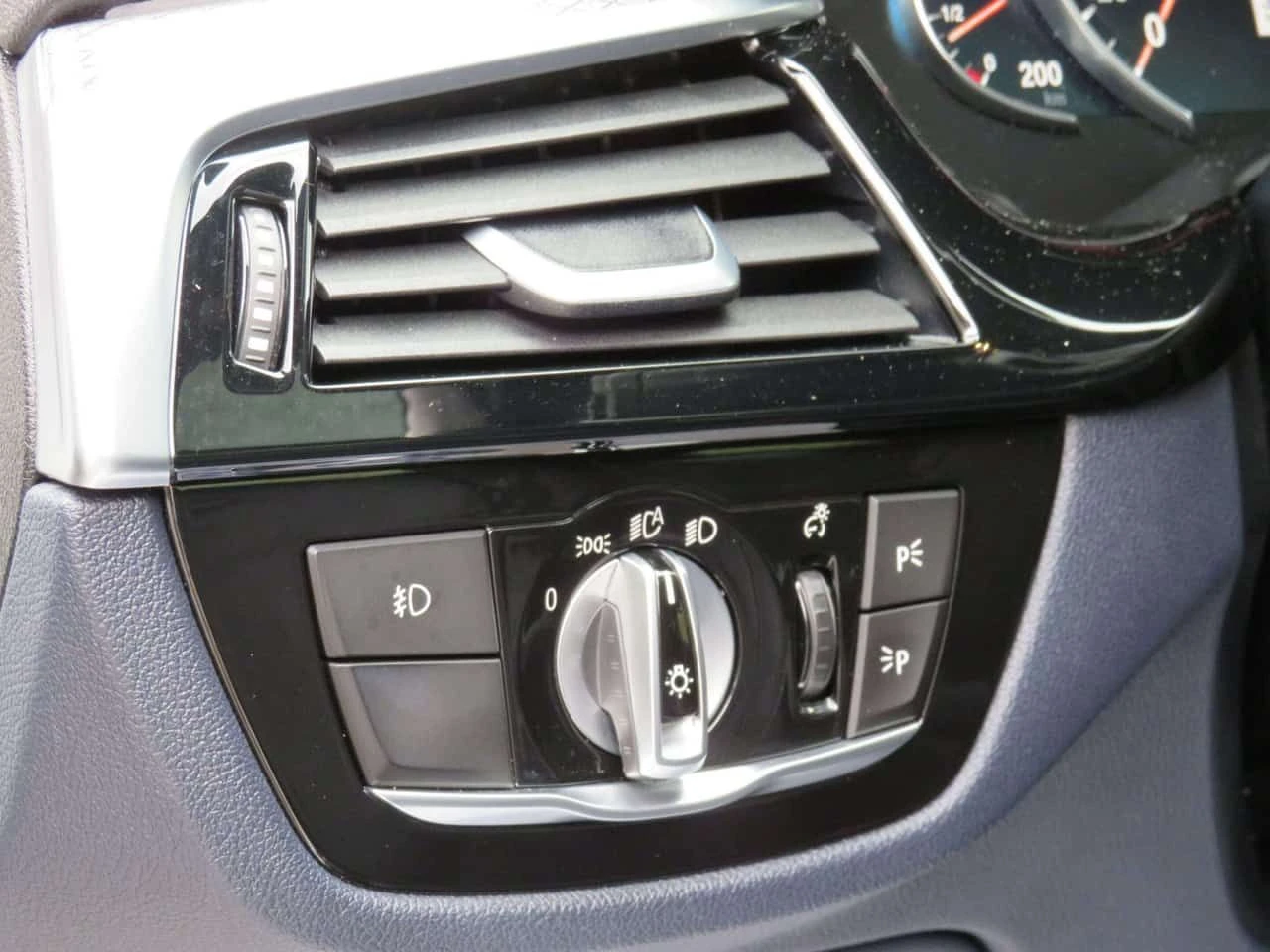 BMW 530 * 530i xDrive M Sport w/ CarPlay 360* Cam HUD Full, снимка 14 - Автомобили и джипове - 54918756