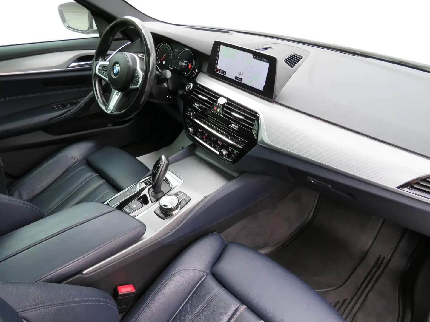 BMW 530 * 530i xDrive M Sport w/ CarPlay 360* Cam HUD Full, снимка 10 - Автомобили и джипове - 54918756