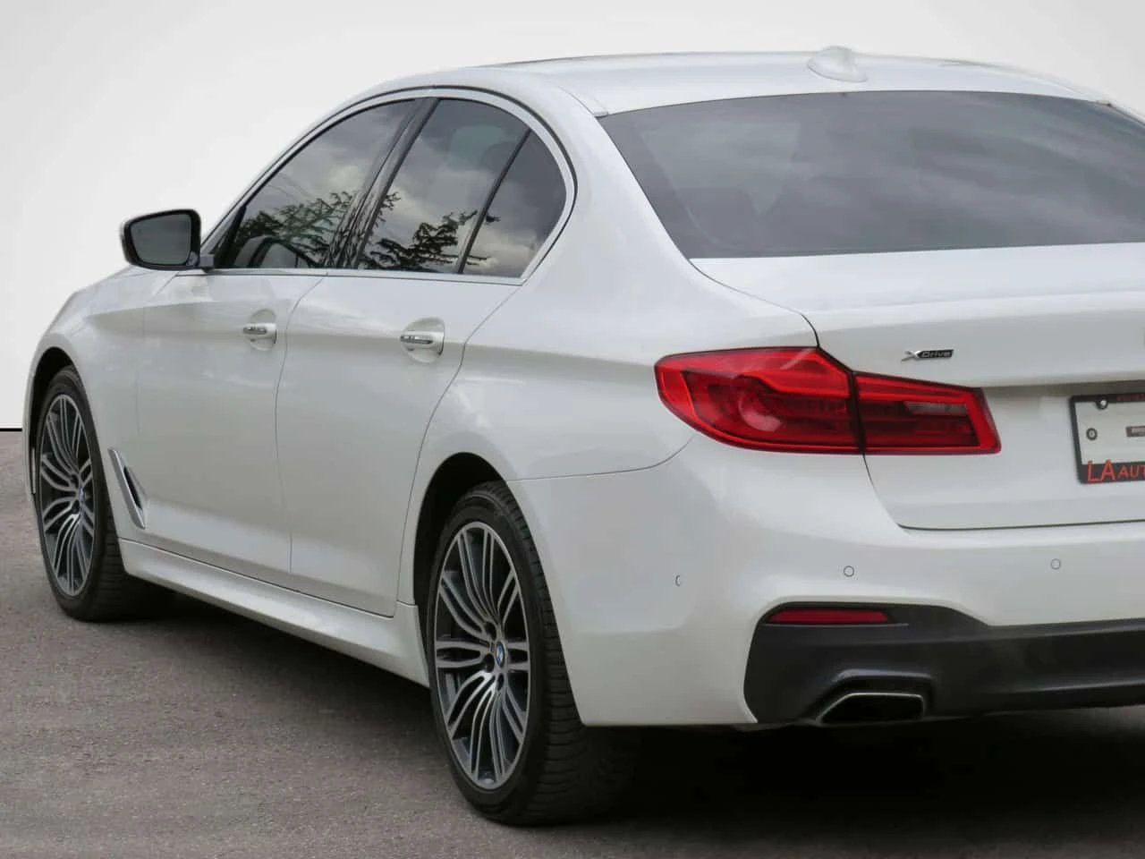 BMW 530 * 530i xDrive M Sport w/ CarPlay 360* Cam HUD Full, снимка 6 - Автомобили и джипове - 54918756