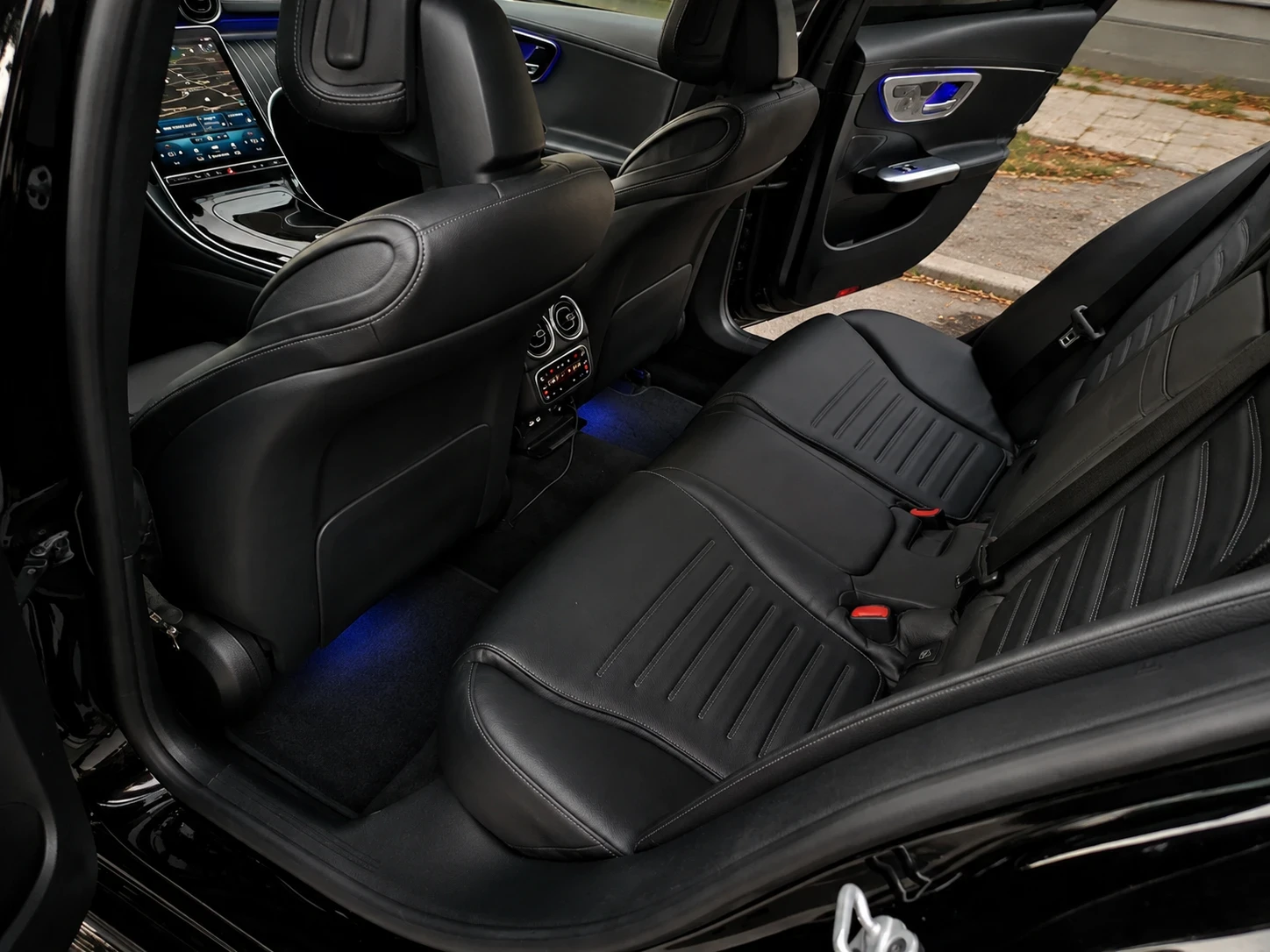 Mercedes-Benz C 300 4MATIC, снимка 8 - Автомобили и джипове - 55507440