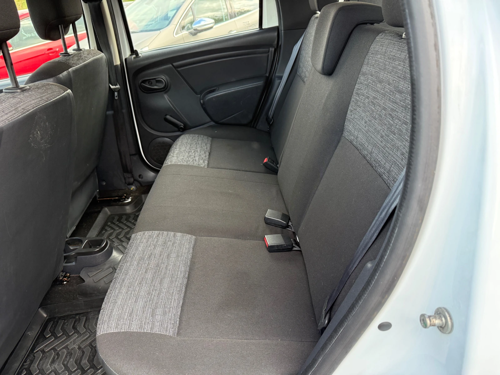 Dacia Duster 1.6 I 4×4, снимка 12 - Автомобили и джипове - 54547577