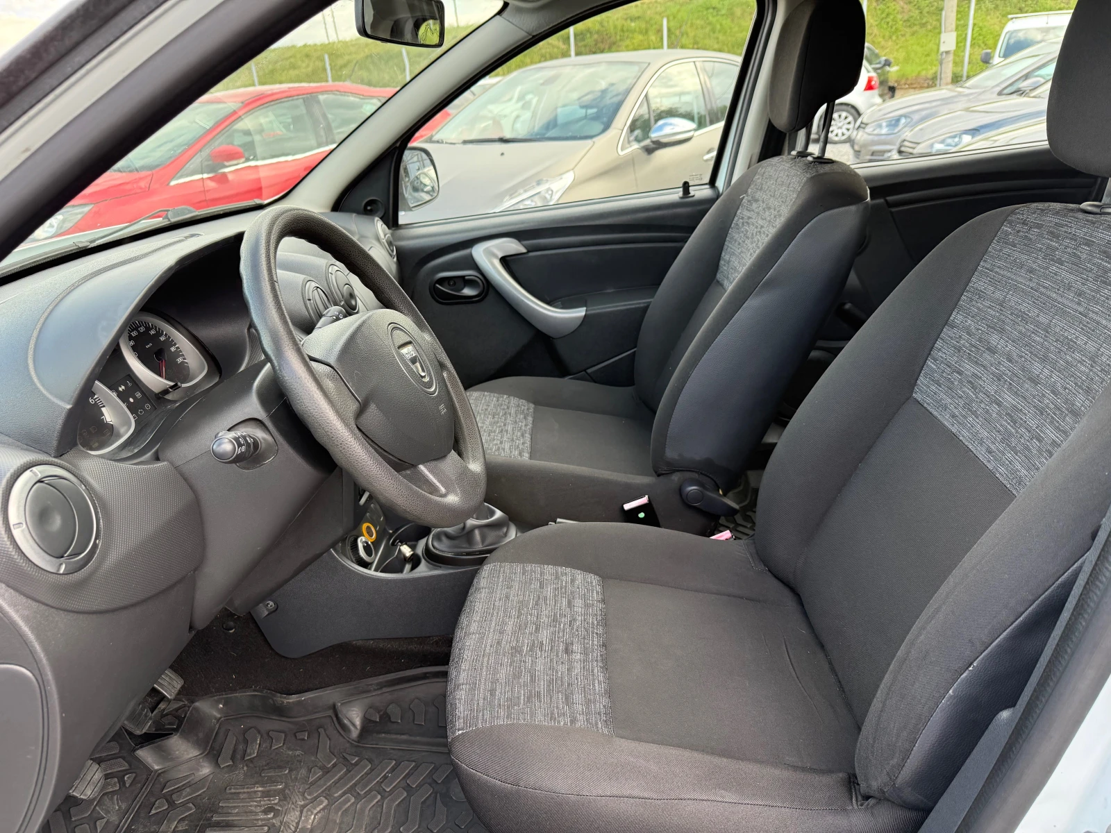 Dacia Duster 1.6 I 4×4, снимка 10 - Автомобили и джипове - 54547577