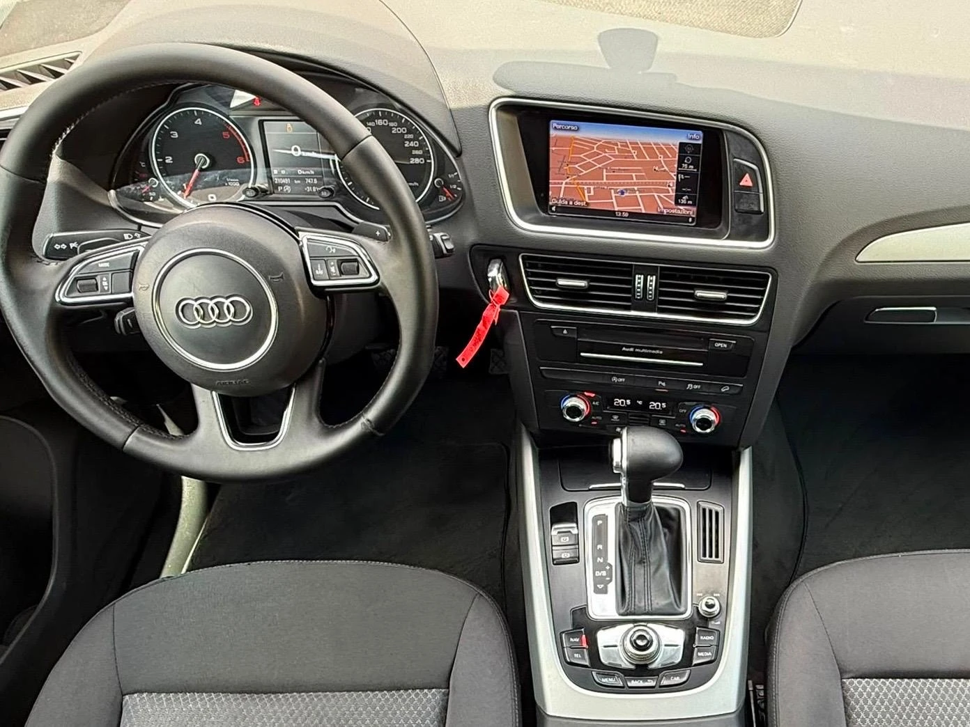 Audi Q5 2.0TDI S-LINE FACELIFT 190к.с. - 100% РЕАЛНИ КМ !!, снимка 11 - Автомобили и джипове - 55262951