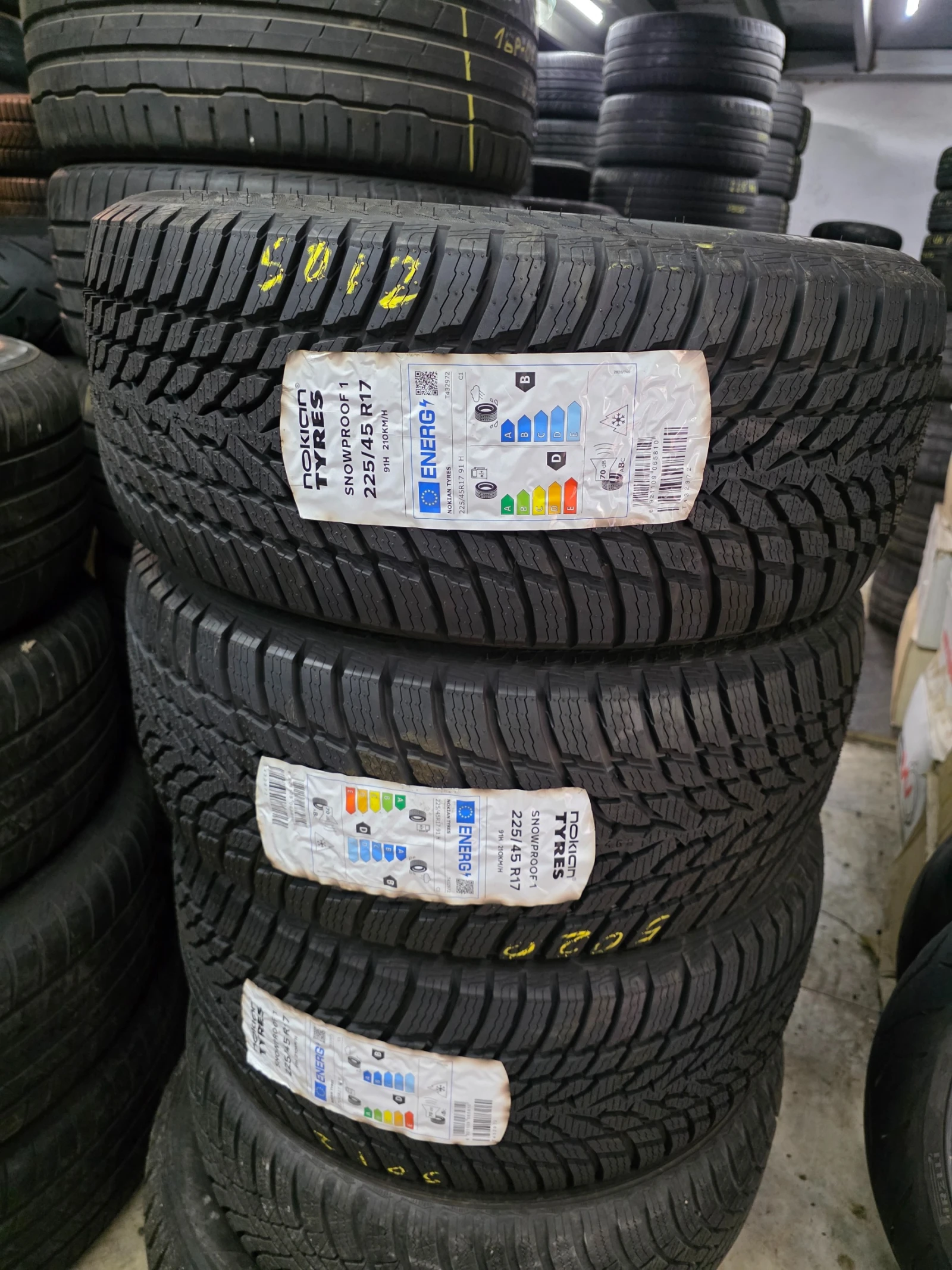 Гуми Зимни 225/45R17, снимка 6 - Гуми и джанти - 54734636