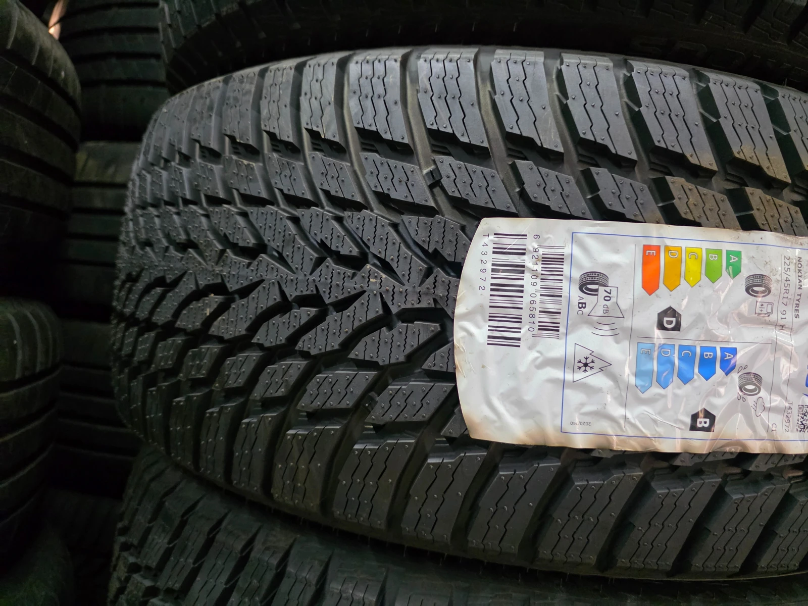 Гуми Зимни 225/45R17, снимка 2 - Гуми и джанти - 54734636