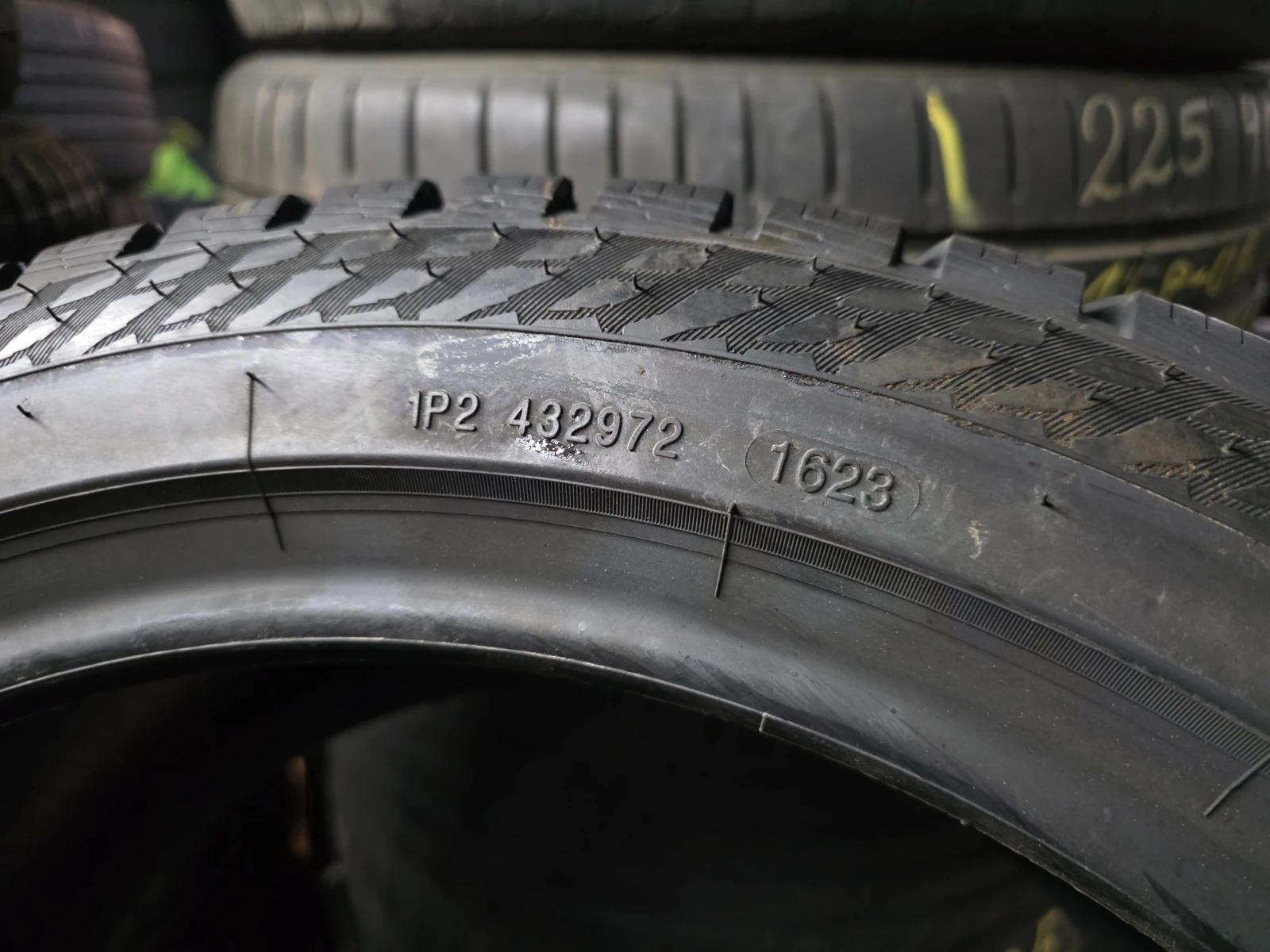 Гуми Зимни 225/45R17, снимка 7 - Гуми и джанти - 54734636