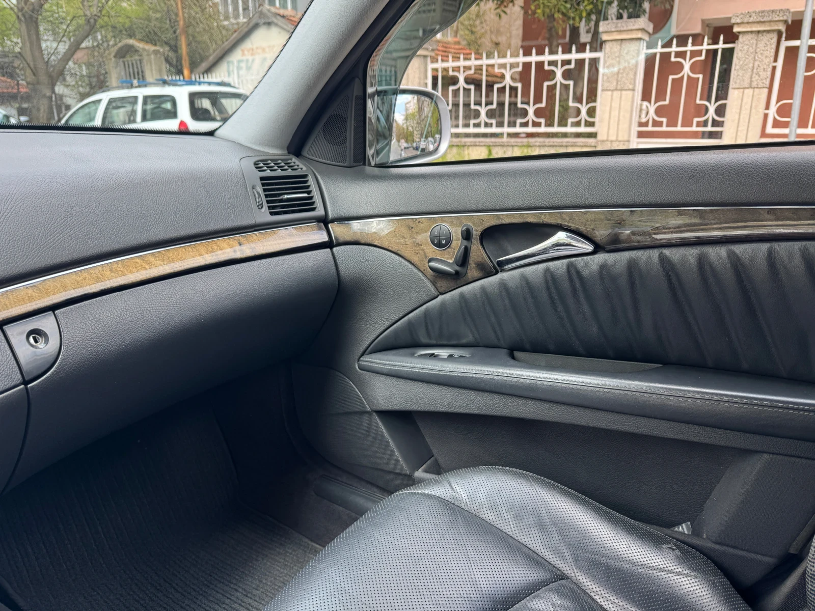 Mercedes-Benz E 320, снимка 16 - Автомобили и джипове - 55278993