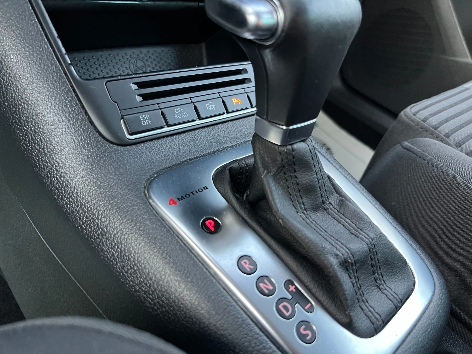 VW Tiguan 2.0-TDI-140к.с-DSG-4X4, снимка 13 - Автомобили и джипове - 55575531