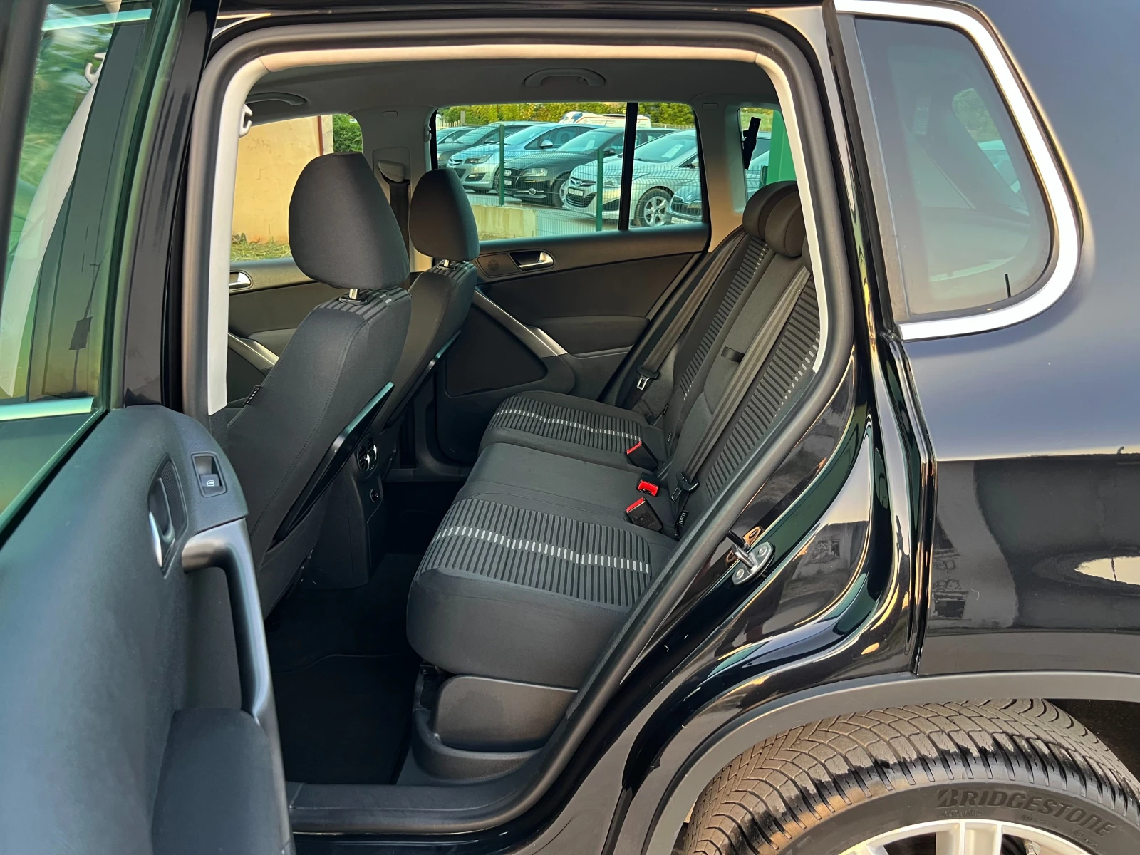 VW Tiguan 2.0-TDI-140к.с-DSG-4X4, снимка 12 - Автомобили и джипове - 55575531