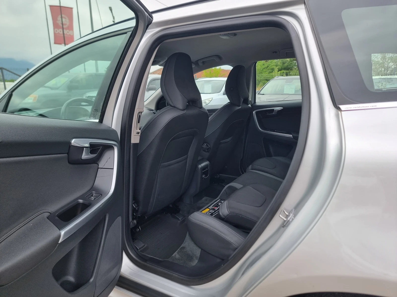 Volvo XC60 2.4 D4 FACE, снимка 11 - Автомобили и джипове - 55847146
