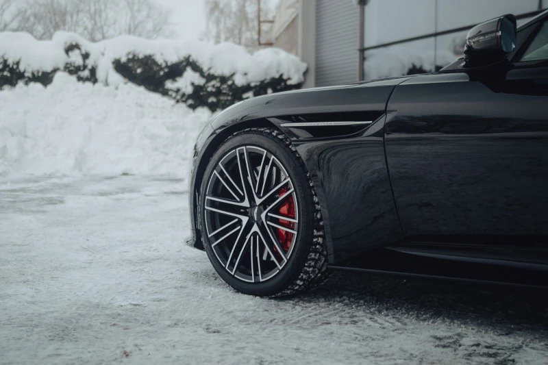 Aston martin Други DB12 Coupe = Carbon Ceramic Brakes= Гаранция, снимка 6 - Автомобили и джипове - 47357346