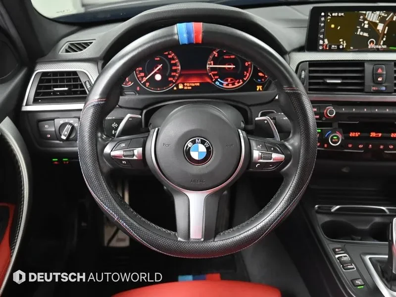 BMW 320 I M Sports Shadow, снимка 13 - Автомобили и джипове - 55830721