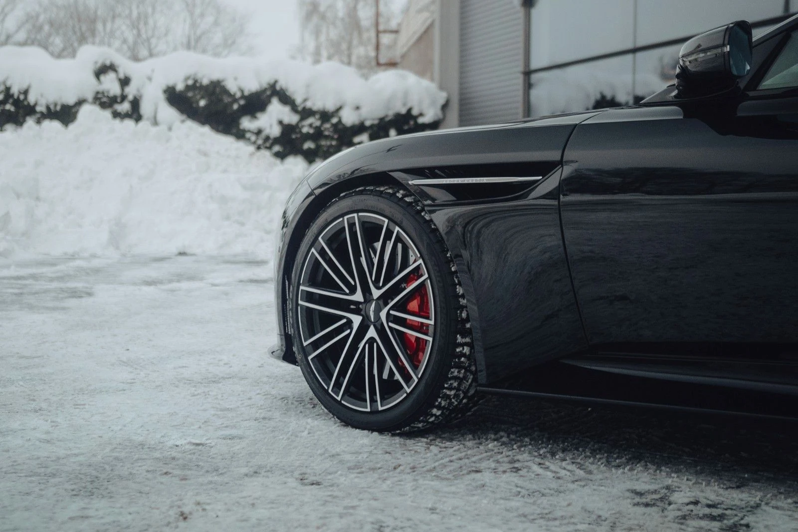 Aston martin Други DB12 Coupe = Carbon Ceramic Brakes= Гаранция - изображение 6