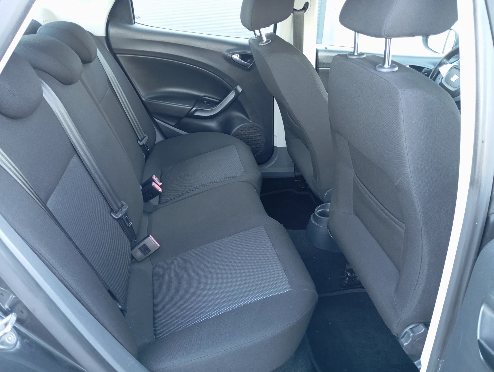 Seat Ibiza 1.6i ЛИЗИНГ , снимка 10 - Автомобили и джипове - 54116217