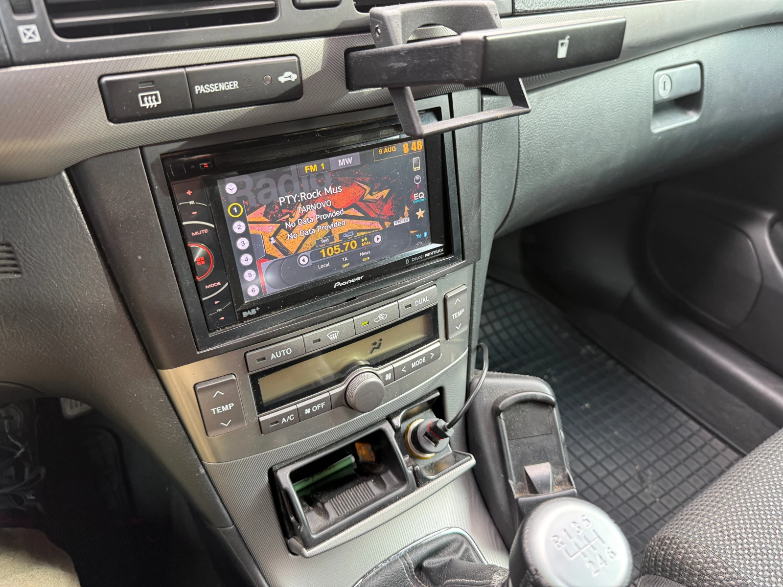Toyota Avensis 2.2 D4D, снимка 10 - Автомобили и джипове - 55710227