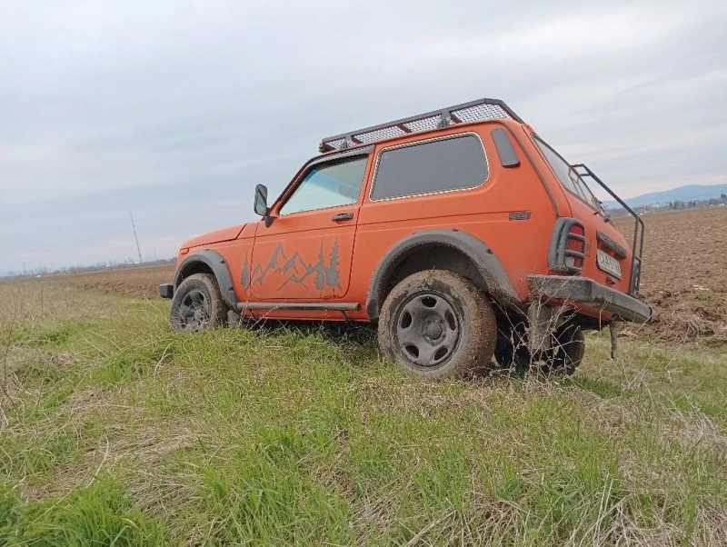 Lada Niva 1.7i Газ, снимка 14 - Автомобили и джипове - 46826437