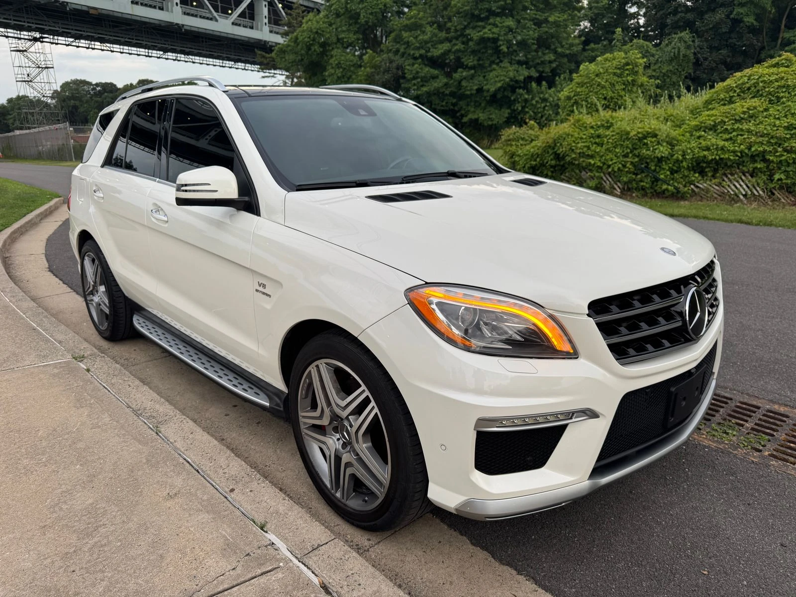 Mercedes-Benz ML 63 AMG DISTRONIK* ОБДУХ* ПОДГРЕВ* LANE ASSIST* HARMAN* KE - изображение 3