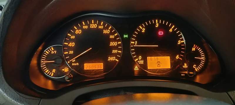 Toyota Avensis, снимка 14 - Автомобили и джипове - 53182049