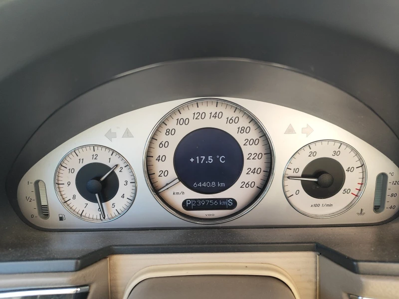 Mercedes-Benz E 320 CDI AMG, снимка 9 - Автомобили и джипове - 53591657