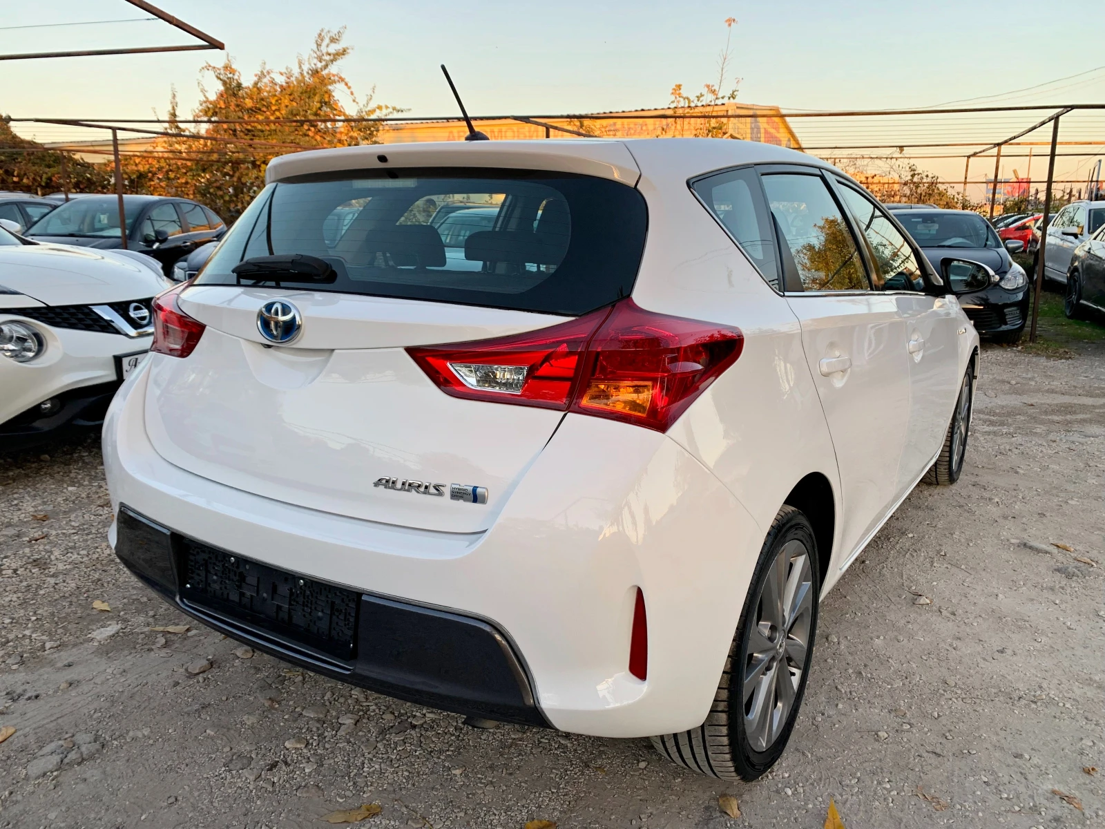 Toyota Auris 1.8i HYBRID - изображение 4