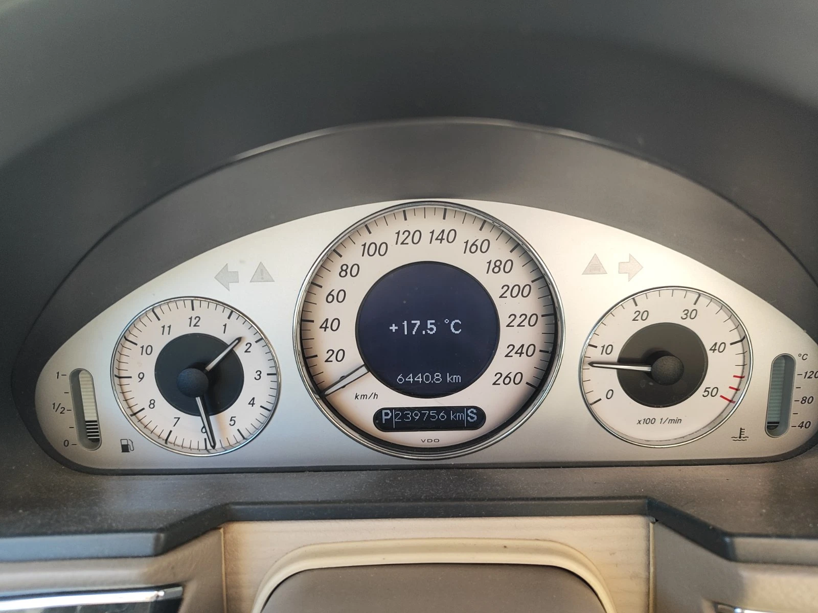 Mercedes-Benz E 320 CDI AMG, снимка 9 - Автомобили и джипове - 53591657