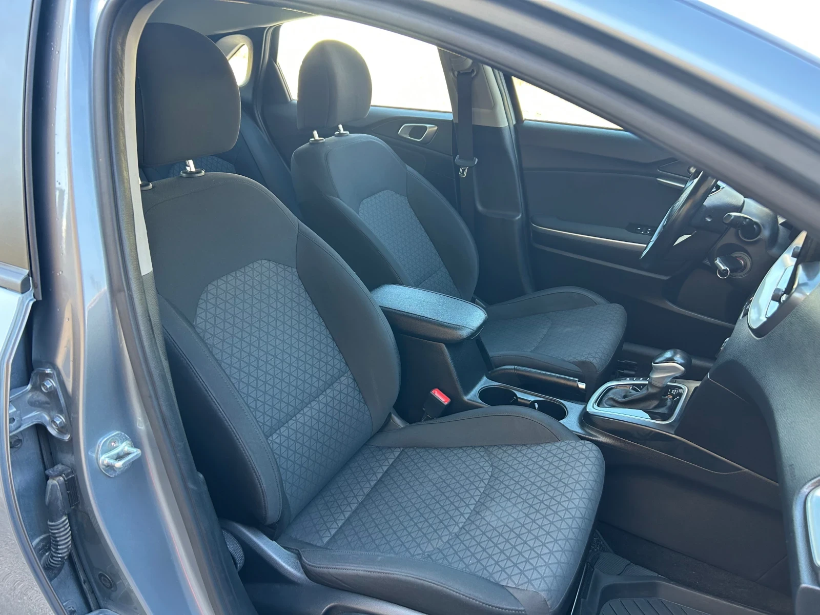 Kia Ceed 1.5 T-GDI, снимка 10 - Автомобили и джипове - 56129922