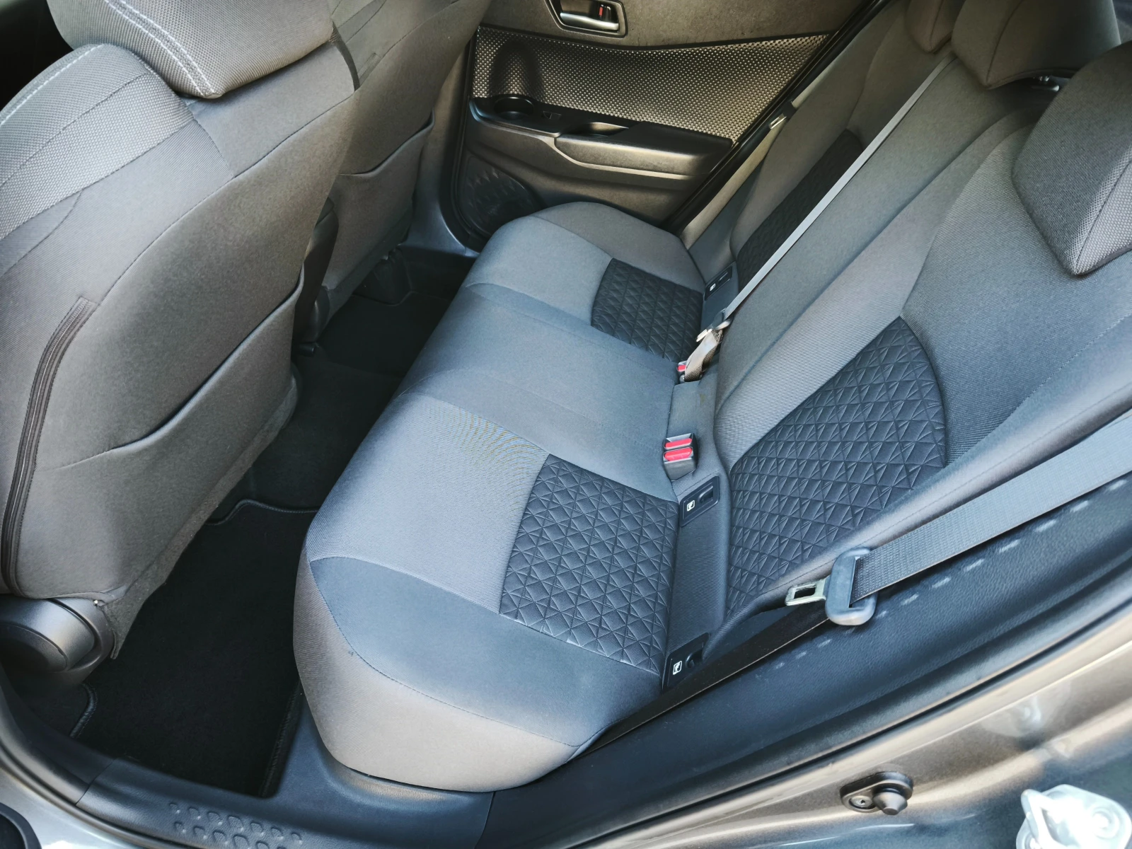 Toyota C-HR 1.2i /4x4/FACELIFT/Гаранция/ - изображение 8