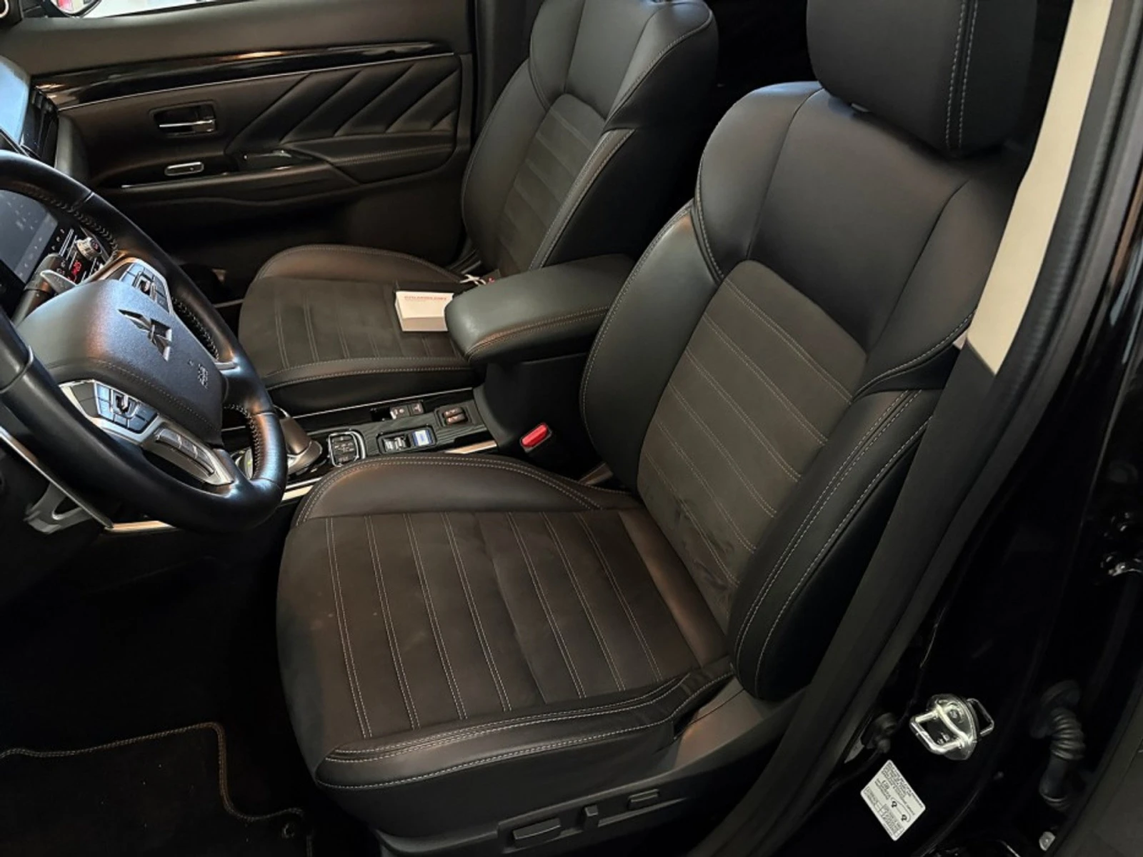 Mitsubishi Outlander Intense, снимка 10 - Автомобили и джипове - 54550266