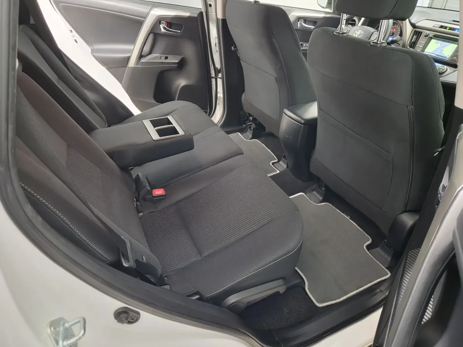 Toyota Rav4 2.0 i KEYLESS 4X4 151PS STYLE MAN 6 SPEED 8 ГУМИ , снимка 8 - Автомобили и джипове - 54923810
