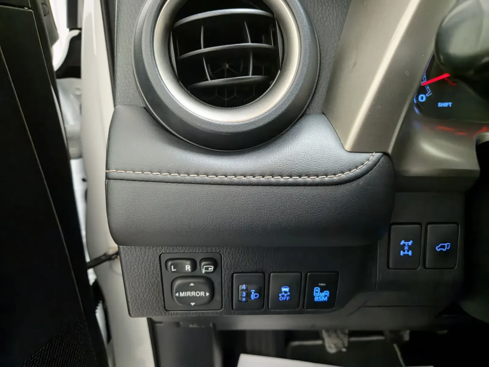 Toyota Rav4 2.0 i KEYLESS 4X4 151PS STYLE MAN 6 SPEED 8 ГУМИ , снимка 11 - Автомобили и джипове - 54923810