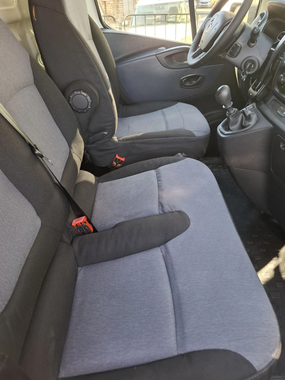 Opel Vivaro, снимка 10 - Бусове и автобуси - 54840210