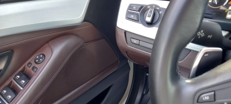 BMW 530 4Х4 FULL LUXURY ИЗКЛЮЧИТЕЛА СЕРВИ КНИЖ ПАНОР ХедЪп, снимка 13 - Автомобили и джипове - 23808367