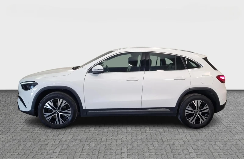 Mercedes-Benz GLA 180, снимка 3 - Автомобили и джипове - 52621901