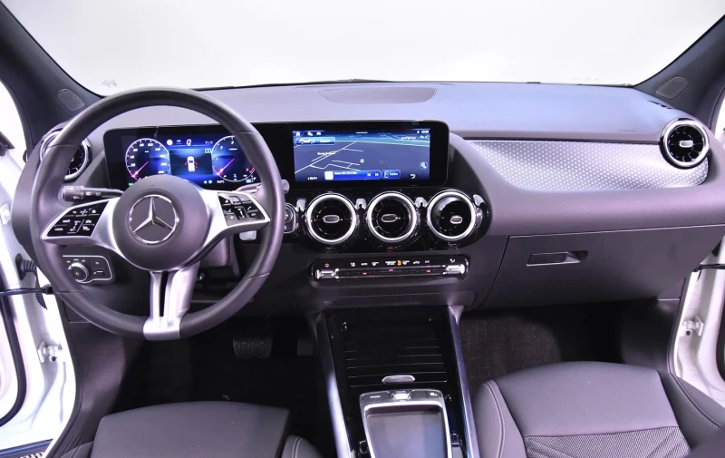 Mercedes-Benz GLA 180, снимка 5 - Автомобили и джипове - 52621901