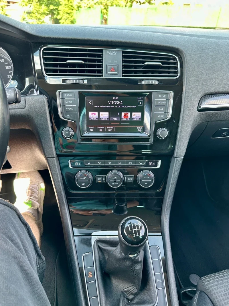VW Golf 2.0TDI Bi-Xenon Масаж Нави, снимка 16 - Автомобили и джипове - 52328042