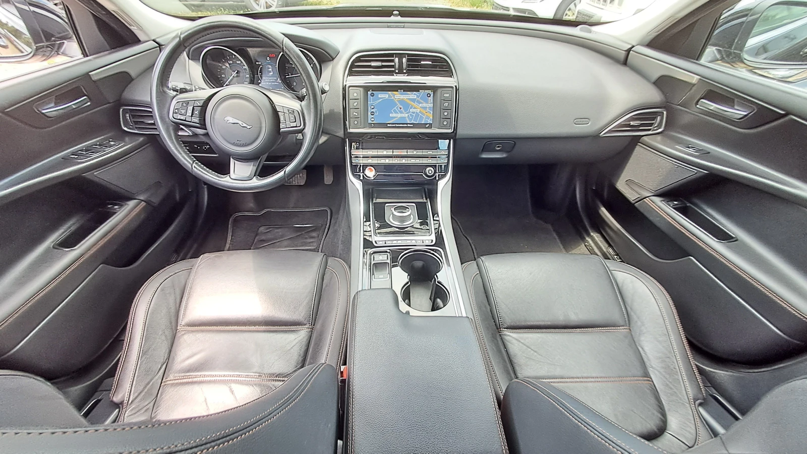 Jaguar XE FULL РЕАЛ КМ ИЗКЛЮЧИТЕЛН СЕРВ КНИЖК УНИКТ КОЖА НАВ, снимка 10 - Автомобили и джипове - 23808367